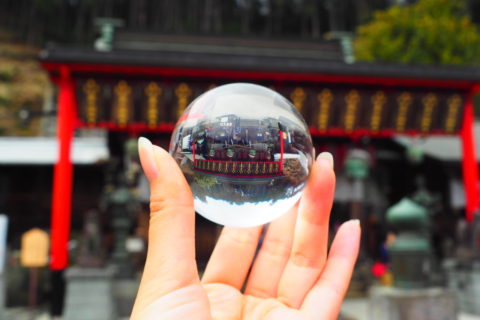 水晶玉越しに太平山神社を撮影