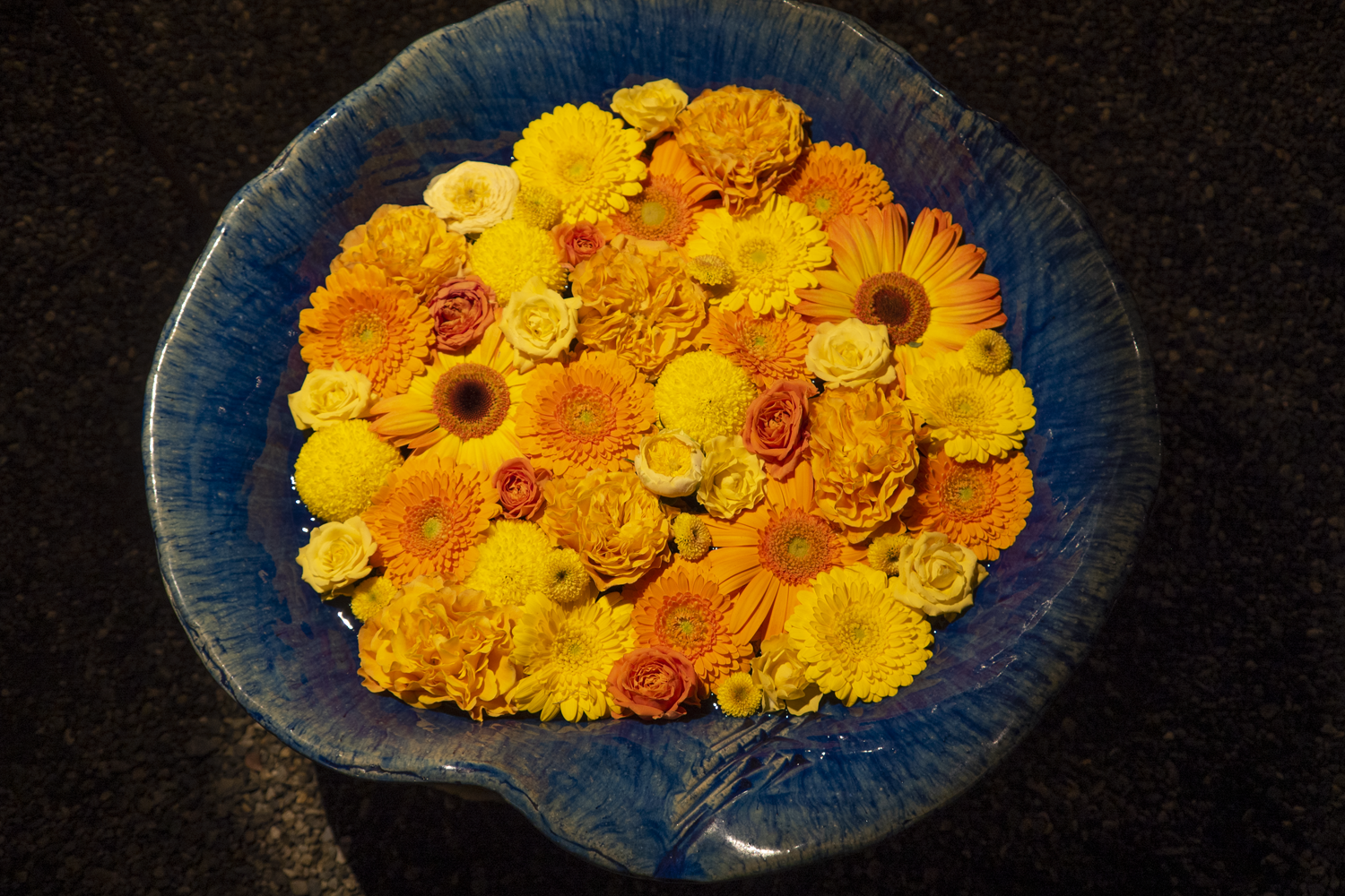 黄色い花の花手水