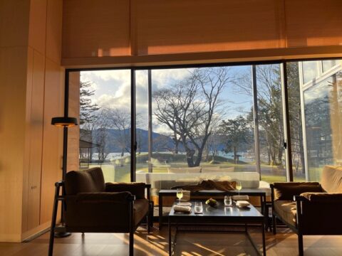 中禅寺湖が見える窓