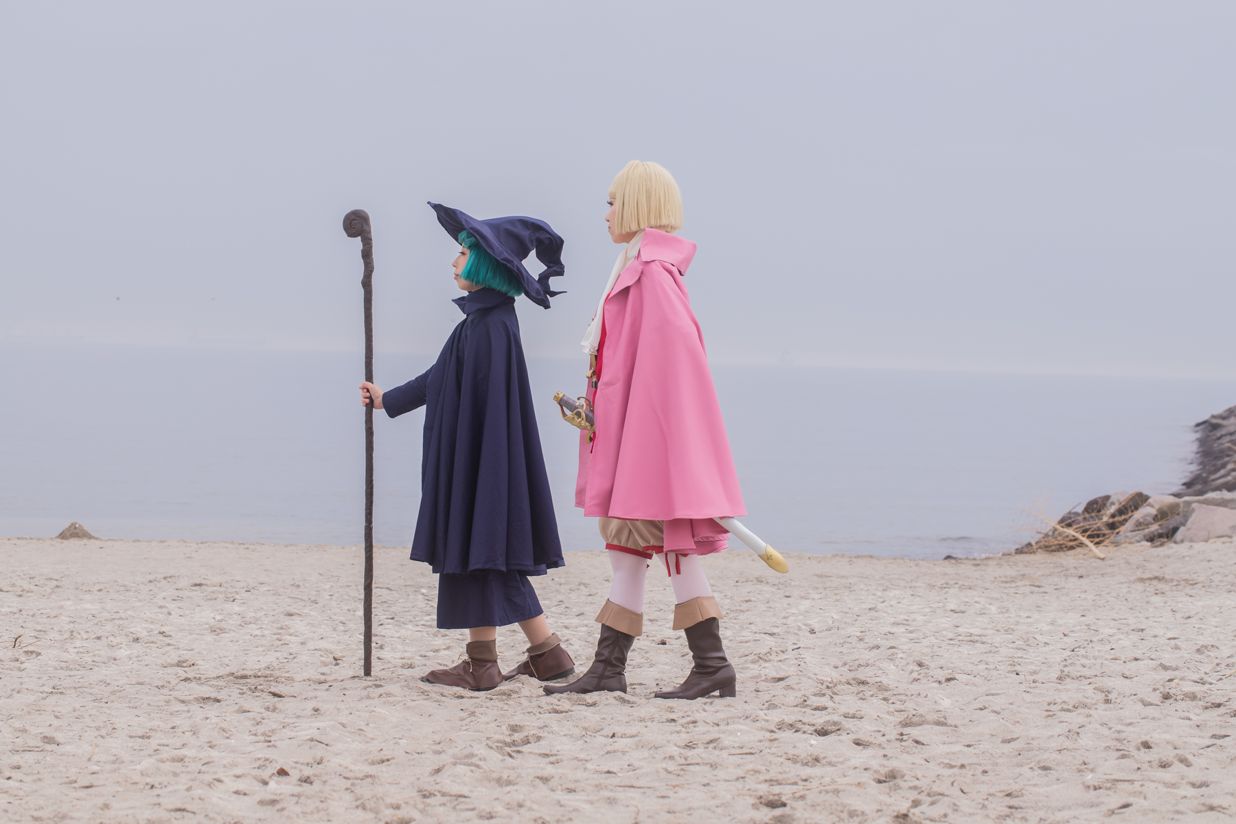 砂浜を歩くファルネーゼとシールケ