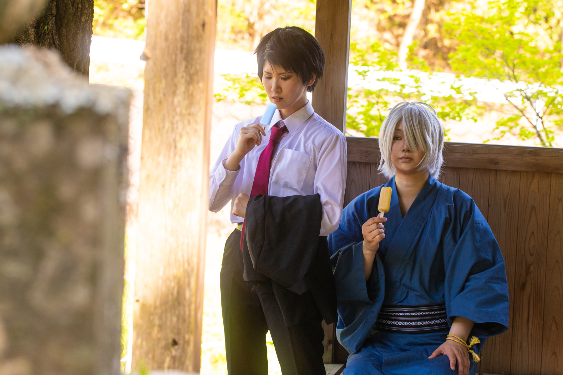 アイスを食べる二人