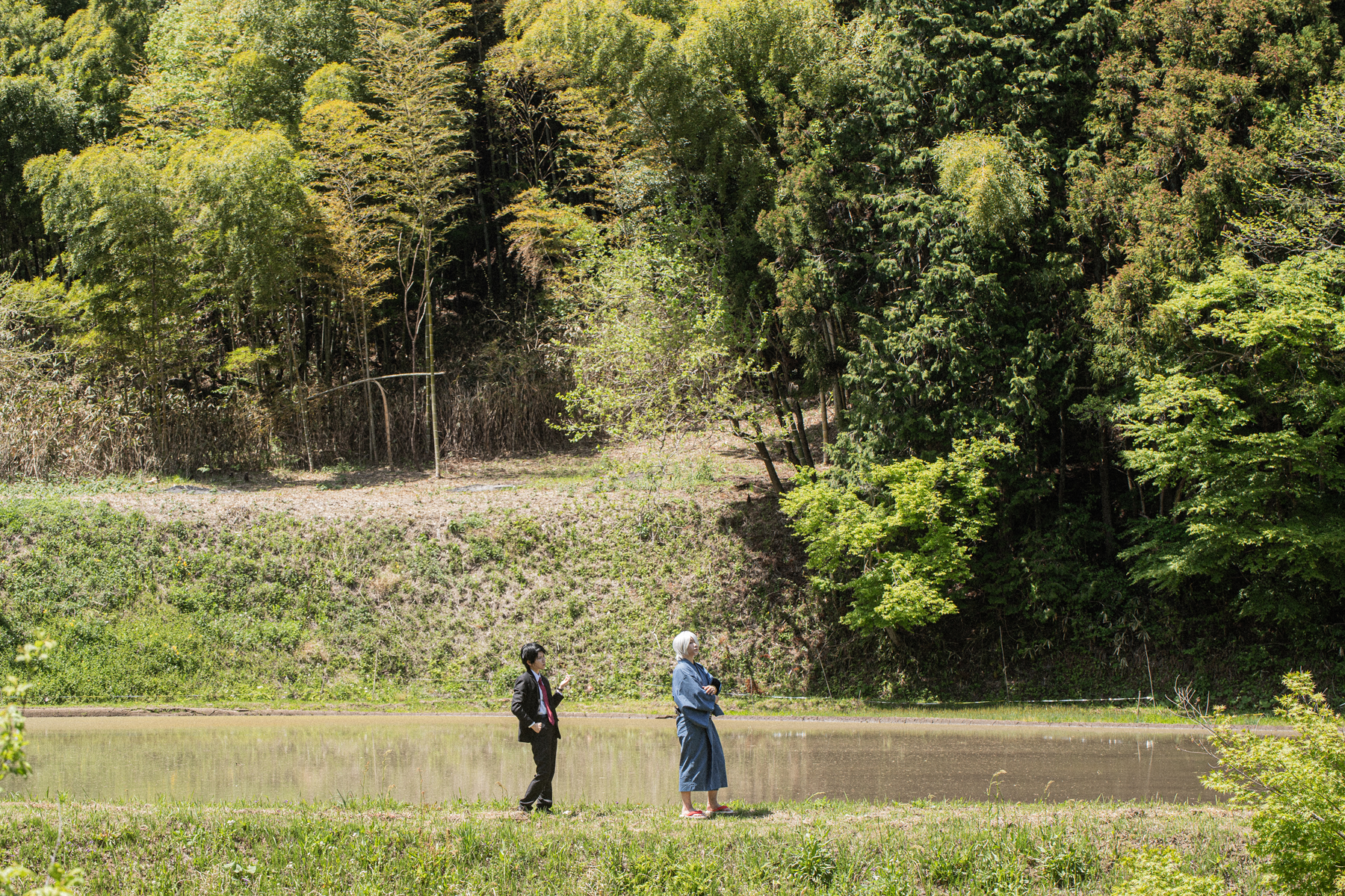 土手を歩く水木とゲゲ郎