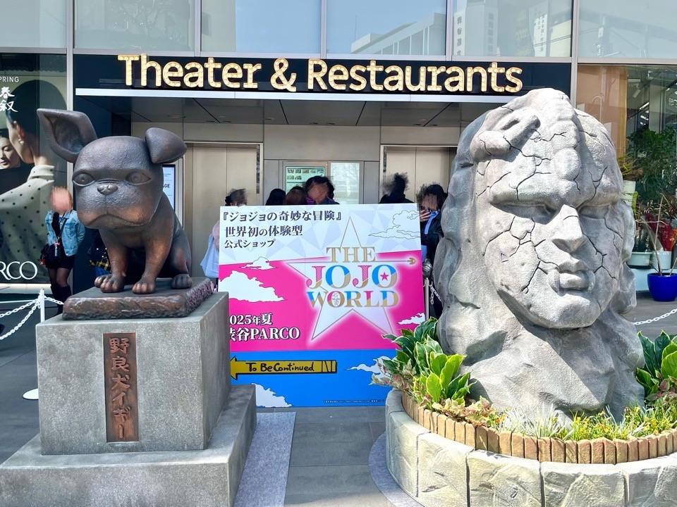 野良犬イギー像と石仮面像の写真