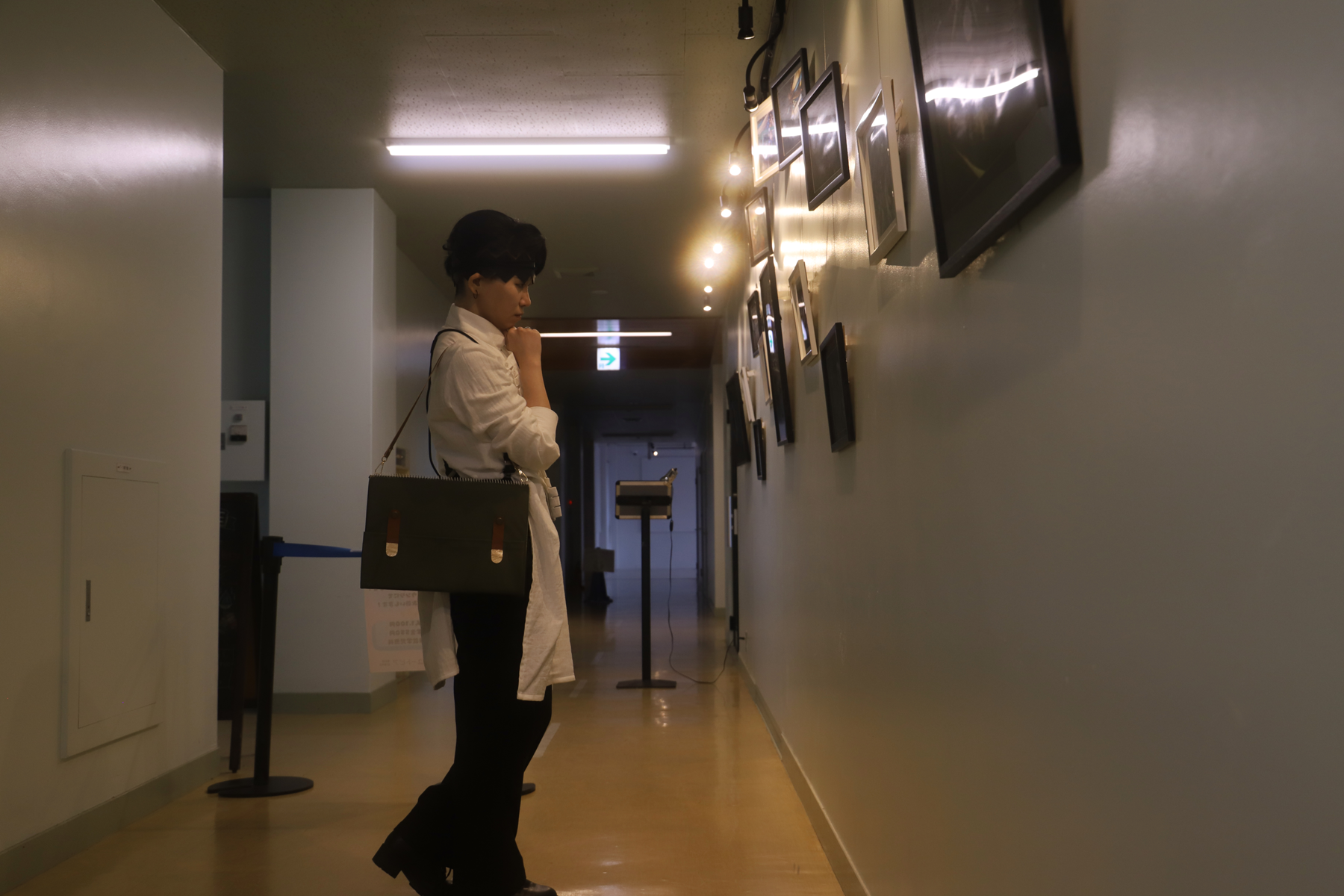 写真展示を見てる露伴先生