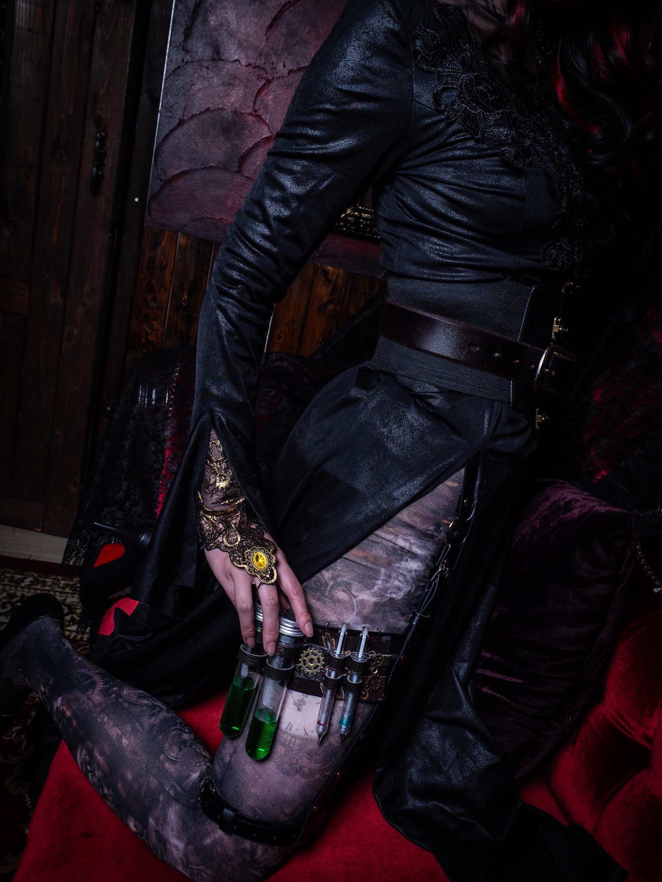 薬瓶ベルトと脚