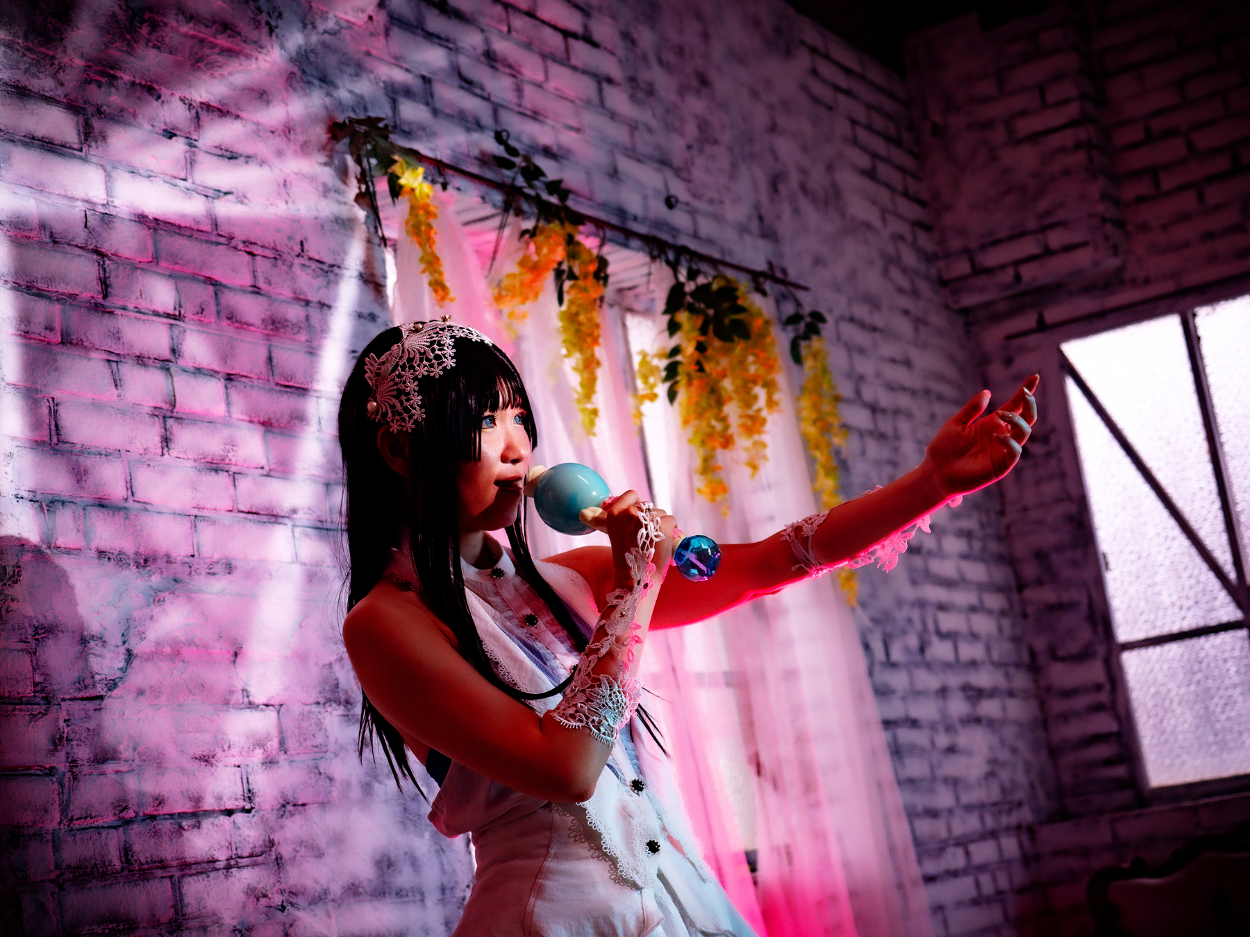 歌うアイドルコスプレ