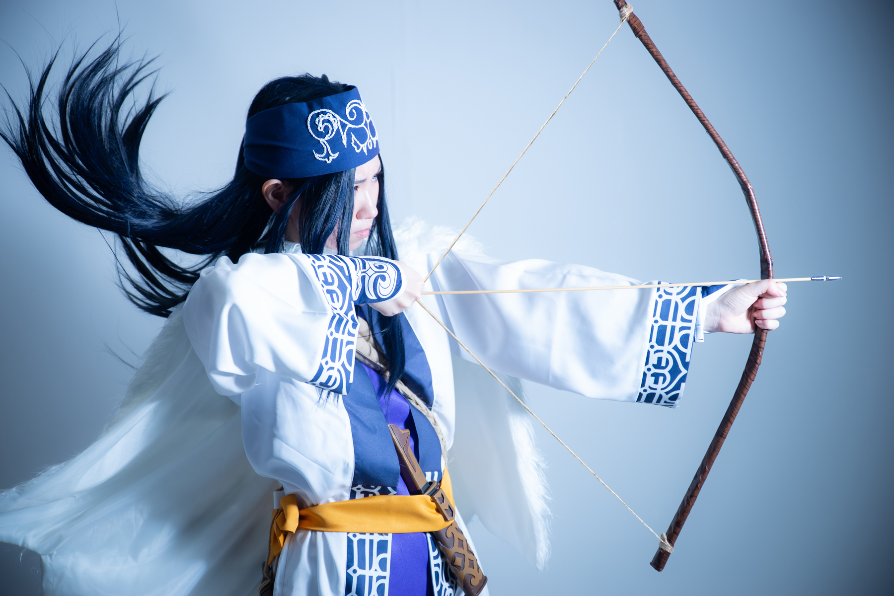 弓矢を構えるアシリパさん