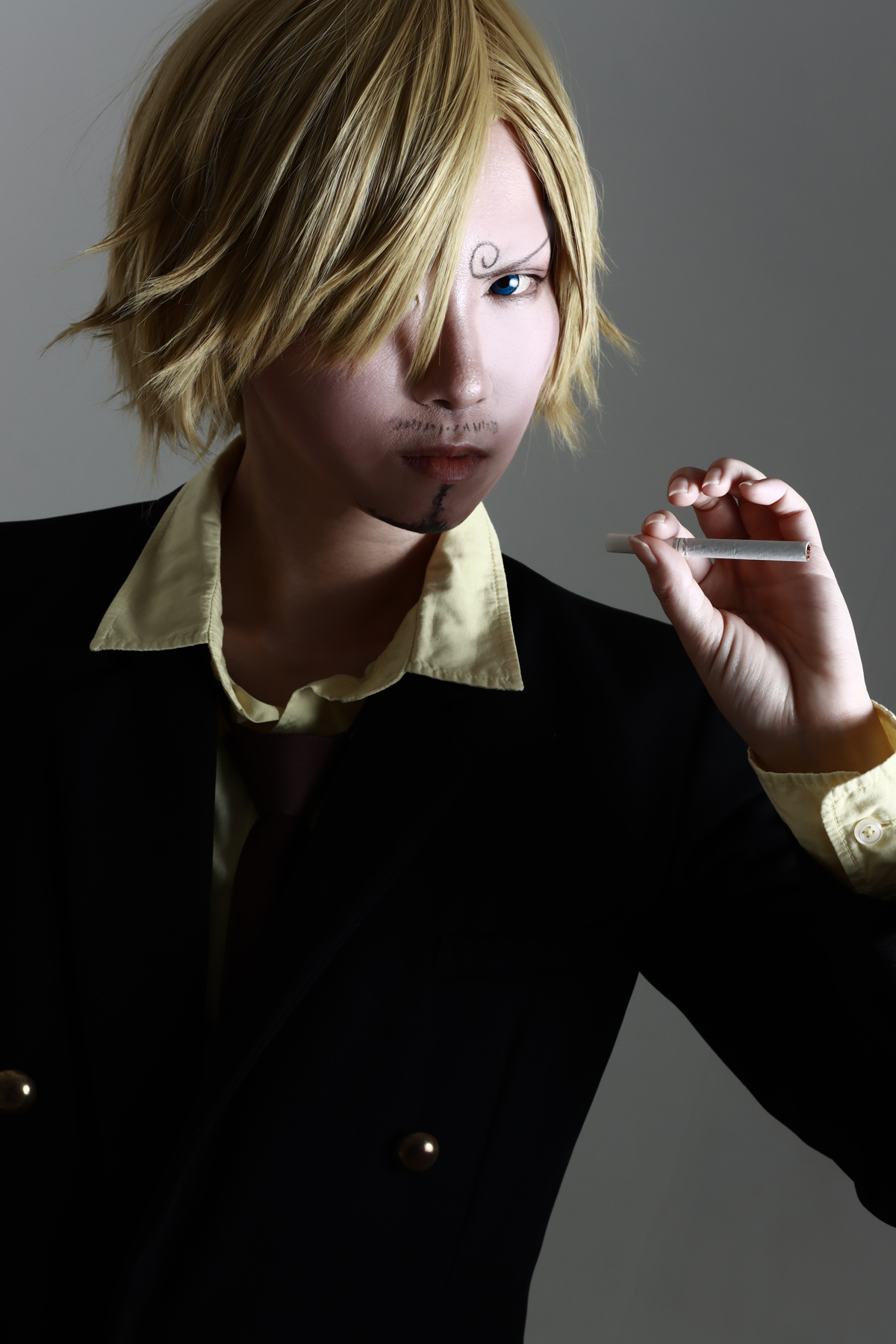 白い部屋でトーンを落とした撮影