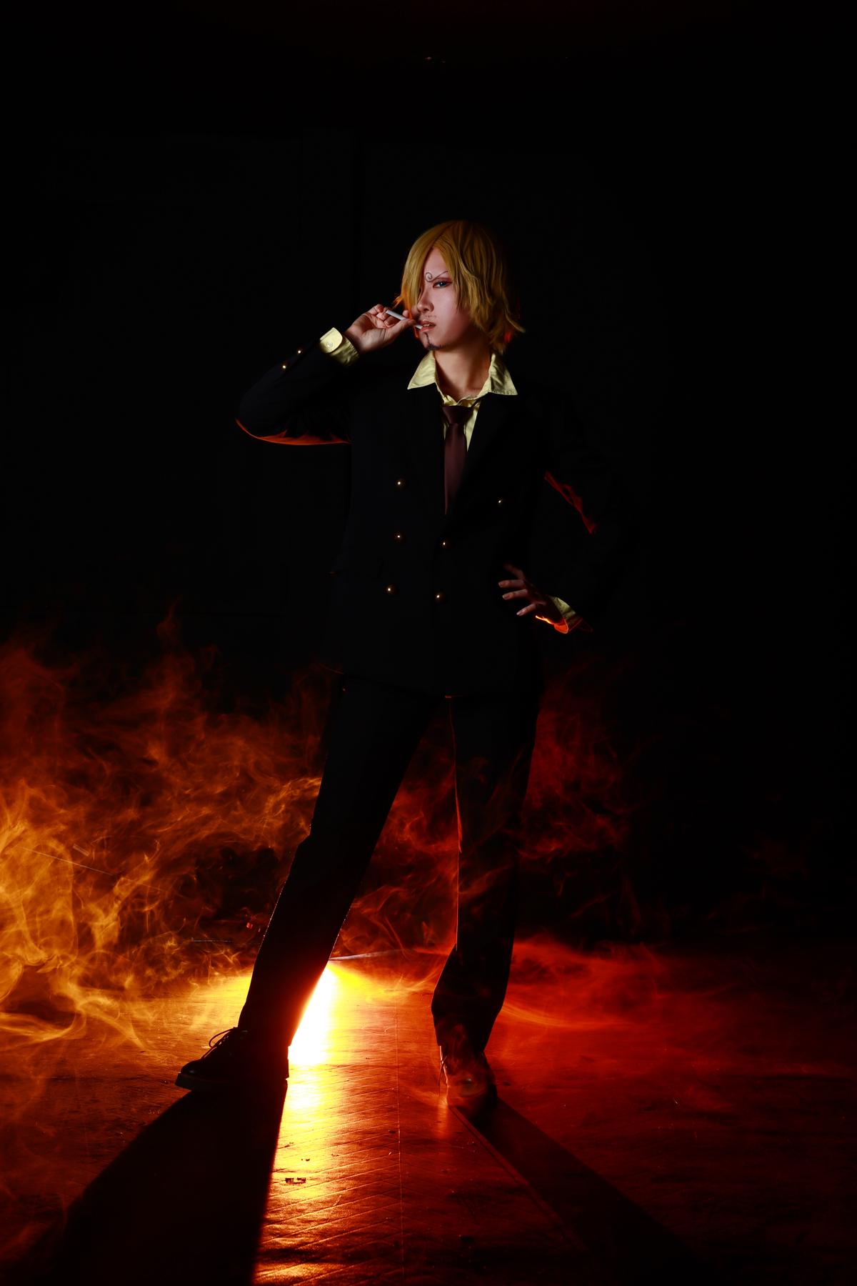 黒い部屋で炎のライティングで撮影