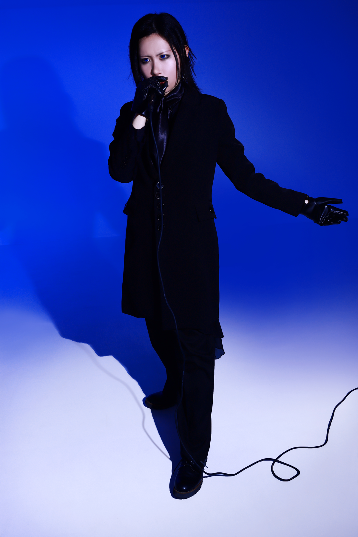 青いバックライトとシルエット